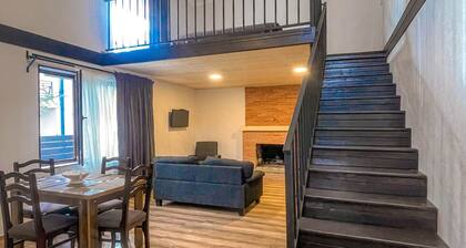 Loft House - 5 minutes to the City center. Pet-Friendly with isolated yard
