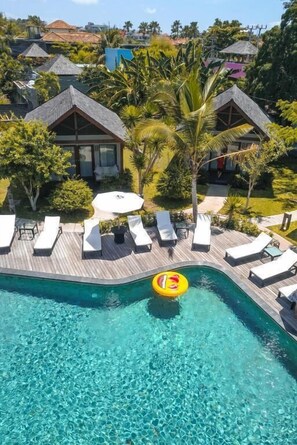 Outdoor pool, pool umbrellas, pool loungers - Villa Burung in Kashantee Village (Seminyak)
