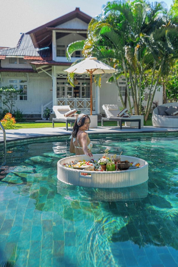 Outdoor pool, pool umbrellas, sun loungers