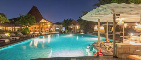 Piscine extérieure, parasols de plage, chaises longues