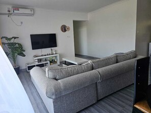 Appartement familial | Aire de séjour | Téléviseur connecté de 24 po avec télévision numérique