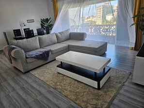 Appartement familial | Aire de séjour | Téléviseur connecté de 24 po avec télévision numérique