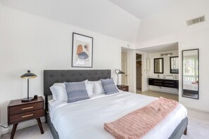 3 chambres, fer et planche à repasser, Wi-Fi, draps fournis