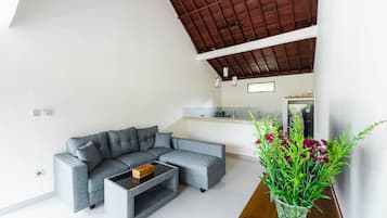 Deluxe-Villa, 2 Schlafzimmer | Wohnbereich | Flachbildfernseher