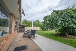 Outdoor dining - Artful Abode - Duntryleague, Vibrant Decor (Orange)