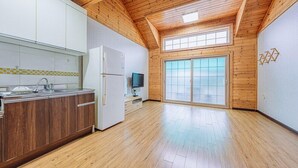 Una cocina moderna con armarios de madera, un refrigerador blanco y un salpicadero de azulejos.