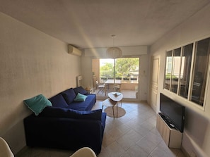 Smart TV - Très Beau T2 Neuf, Calme, Terrasse, au Cœur de Sanary + box Fermé en Sous-sol (Sanary-sur-Mer)