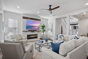 TV - 6 Seater Golf Cart & 4 Adult Bikes! Resort Pools! - Maison De Paix at NatureWalk (Santa Rosa Beach)