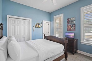 3 bedrooms, iron/ironing board, WiFi, bed sheets