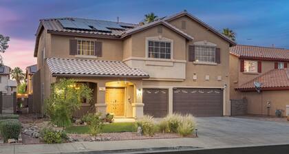5BR Spacious Family Retreat with Pool, Spa, & Games - Close to Strip and Shops
