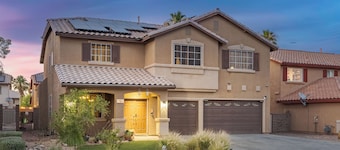 5BR Spacious Family Retreat with Pool, Spa, & Games - Close to Strip and Shops