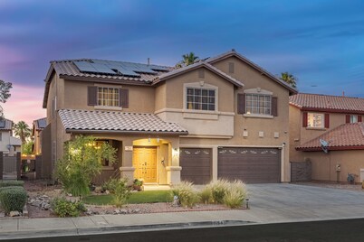 5BR Spacious Family Retreat with Pool, Spa, & Games - Close to Strip and Shops