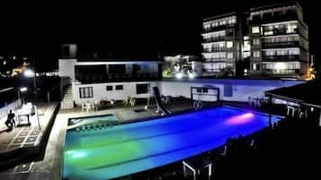 2 outdoor pools