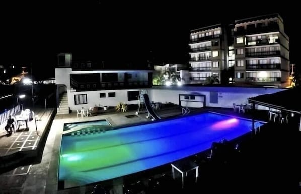 2 outdoor pools