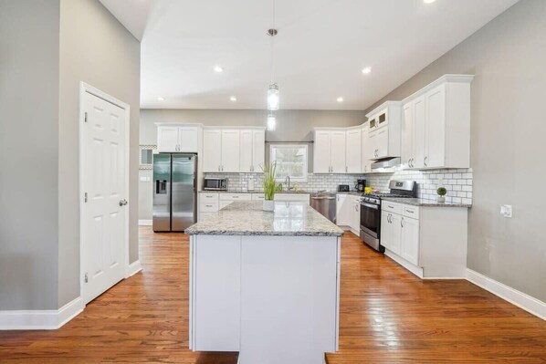 冷蔵庫、電子レンジ、オーブン、コンロ