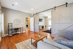 テレビ、暖炉、書斎 / ワークスペース