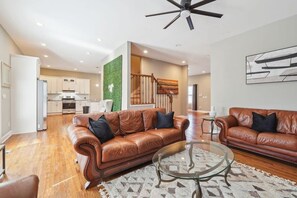 テレビ、暖炉、書斎 / ワークスペース