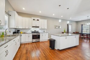 冷蔵庫、電子レンジ、オーブン、コンロ