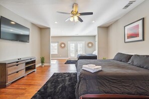 4 室のベッドルーム、デスク、アイロン / アイロン台、WiFi