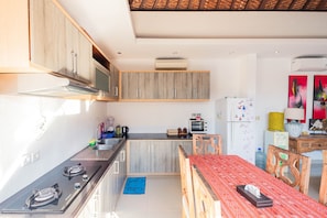Vila luxo | Cozinha privada | Geladeira, micro-ondas, cooktop, chaleira elétrica