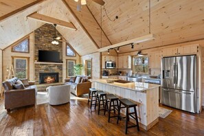 Open concept - Blue Ridge Mtn Cabin – Hot Tub, Pool Table, Fire Pit (Mineral Bluff)