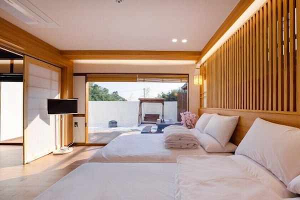 Room (Room C)