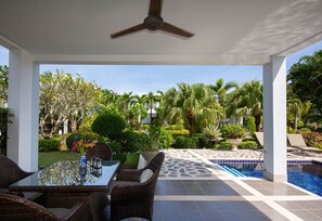Outdoor dining - Seabreeze Villa (ตำบล กร่ำ)