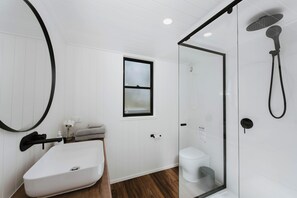 Dusj, håndklær, såpe og sjampo