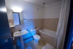 Bathroom - Aux Globe-Trotters (Murat)