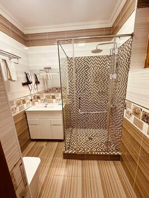 デラックス ルーム | バスルーム | シャワー、環境にやさしいバスアメニティ、ヘアドライヤー、バスローブ