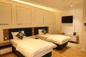 Habitación de lujo | Ropa de cama hipoalergénica, camas con efecto memoria y escritorio 