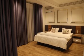 Luxury Room | Hypo-allergenic bedding, memory foam beds, desk, laptop workspace