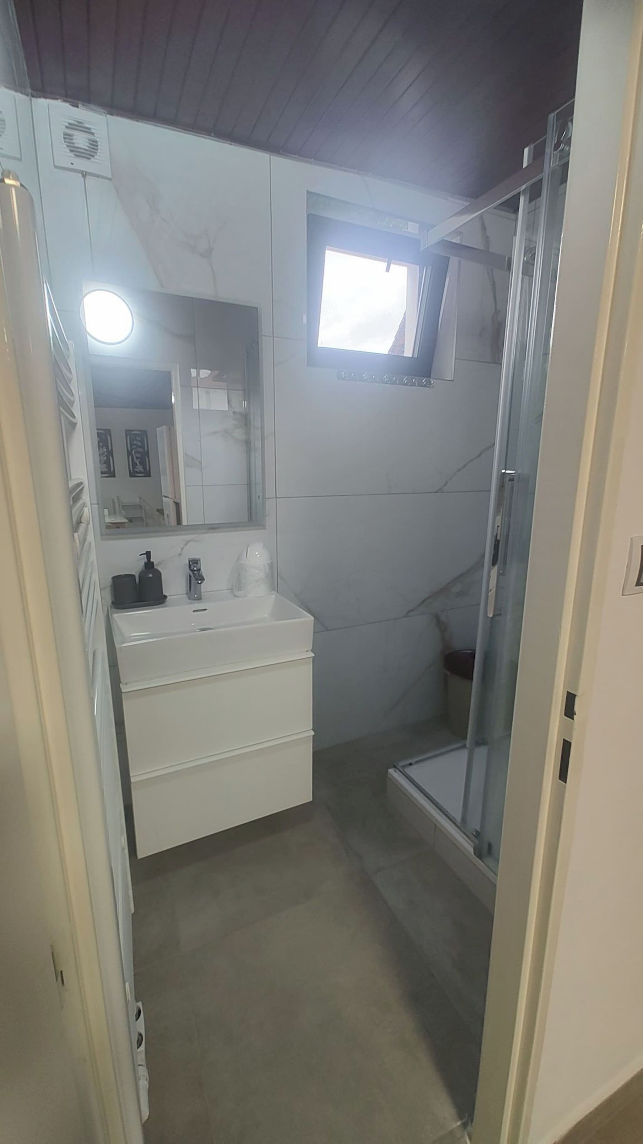 Apartment, 1 Bedroom, Smoking, Terrace | Bathroom | Free toiletries, hair dryer, slippers, toilet paper