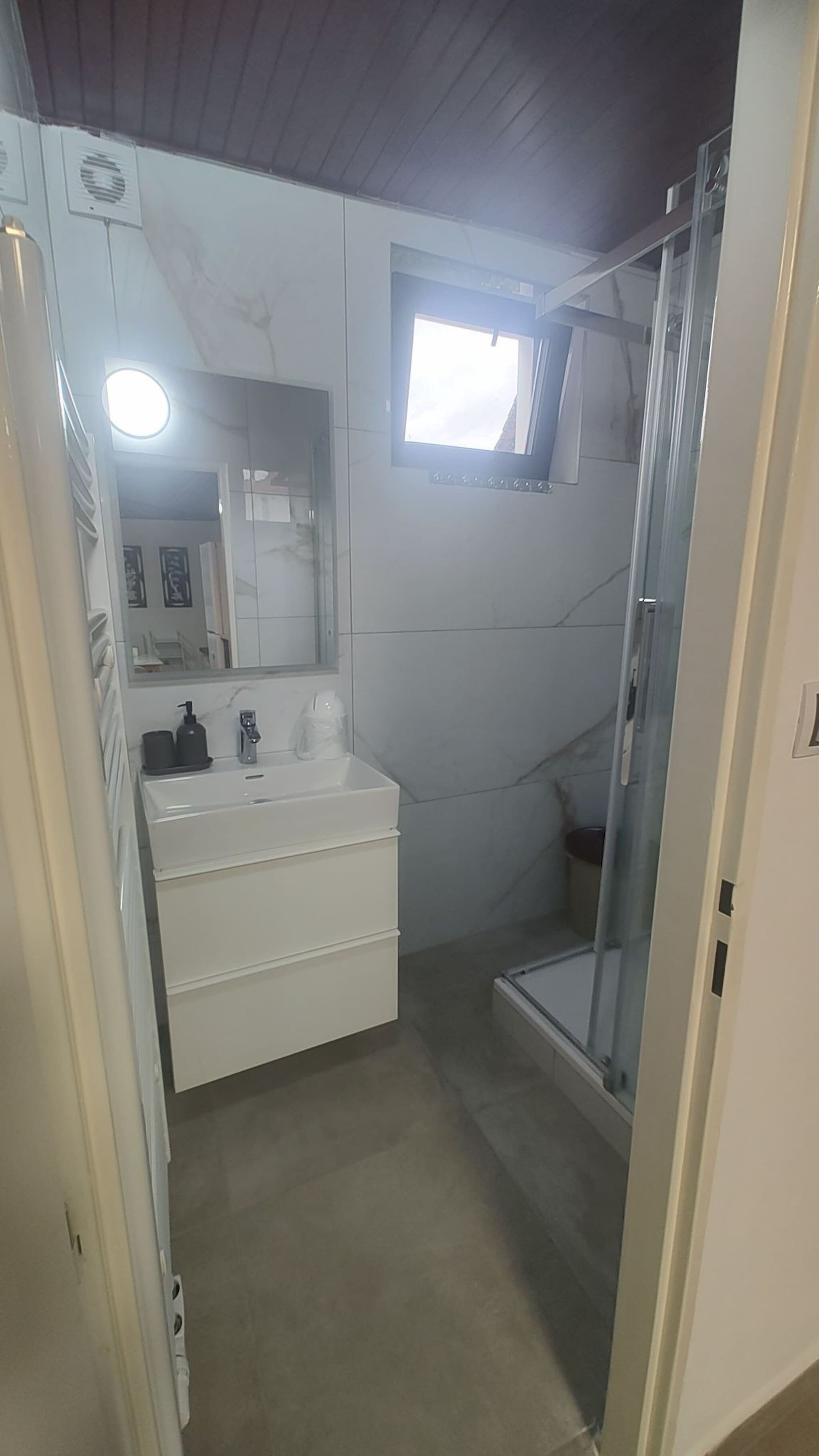 Apartment, 1 Bedroom, Smoking, Terrace | Bathroom | Free toiletries, hair dryer, slippers, toilet paper
