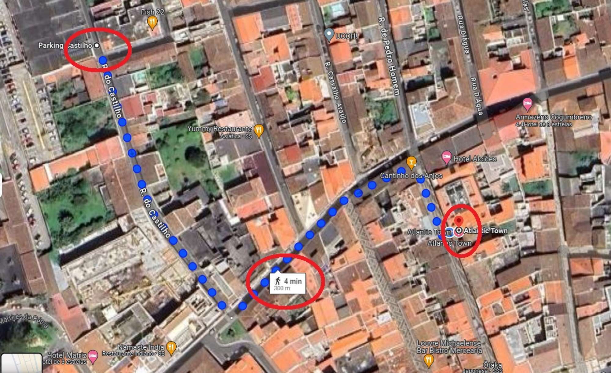 Vista satelital de una ciudad con lugares destacados, entre ellos un hotel, un restaurante y el centro urbano.