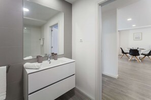 Shower, hair dryer, bidet, towels