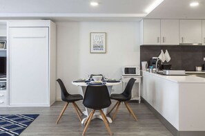 Køleskab, mikrobølgeovn, ovn, kogeplade