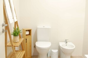 Haartrockner, Bidet, Handtücher