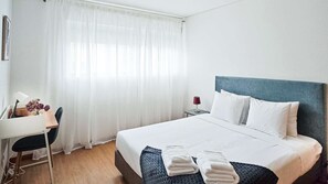 2 Schlafzimmer, Schreibtisch, Bügeleisen/Bügelbrett, WLAN