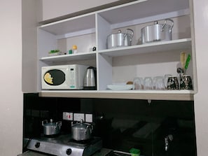 Estudio Business | Cocina privada | Frigorífico, microondas y utensilios de cocina