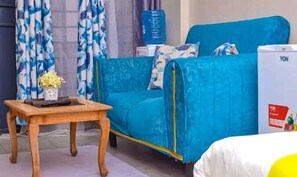 Kaupunkistudio | Oleskelualue | 24–tuumainen äly-TV, jossa satelliittikanavat