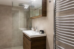 Douche, séchoir à cheveux, serviettes fournies, savon
