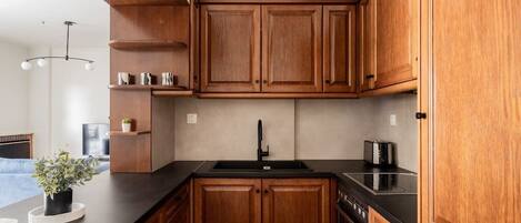 Réfrigérateur, four, plaque de cuisson, cafetière/bouilloire