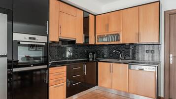 Fridge, oven, stovetop, dishwasher