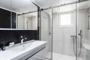 تجهيزات دش، مجففات شعر، مناشف، صابون