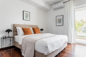 3 bedrooms, desk, iron/ironing board, free WiFi - Capacious 3BR Apartment in Marousi (Marousi)