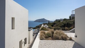 A modern architectural building with a view of the sea and a distant mountain. - Luxurious villa in Paros island. Walking to the beach. Close to Naoussa Town.  (Ιστέρνι)
