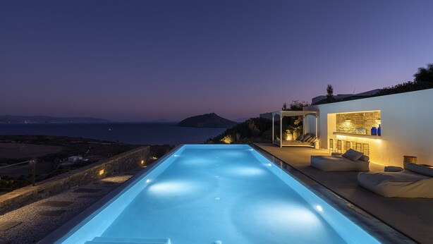 A modern infinity pool with a view of the sea and a moon in the sky. - Luxurious villa in Paros island. Walking to the beach. Close to Naoussa Town.  (Ιστέρνι)