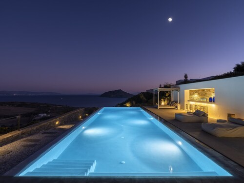 Luxurious villa in Paros island. Walking to the beach. Close to Naoussa Town. 