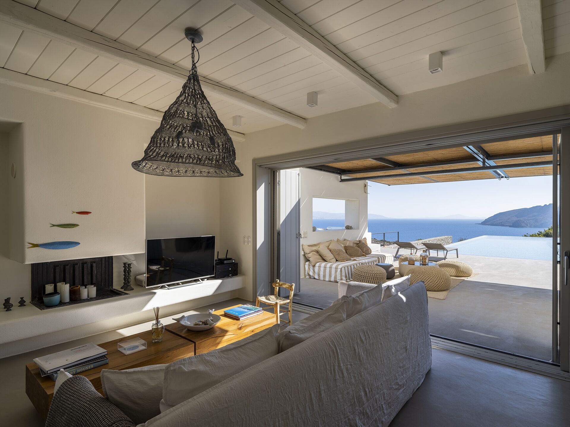 Smart TV, fireplace, stereo